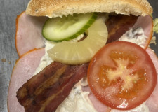 Sandwich med kalkun og hønsesalat