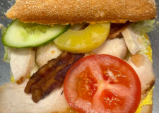 Sandwich med kylling og bacon